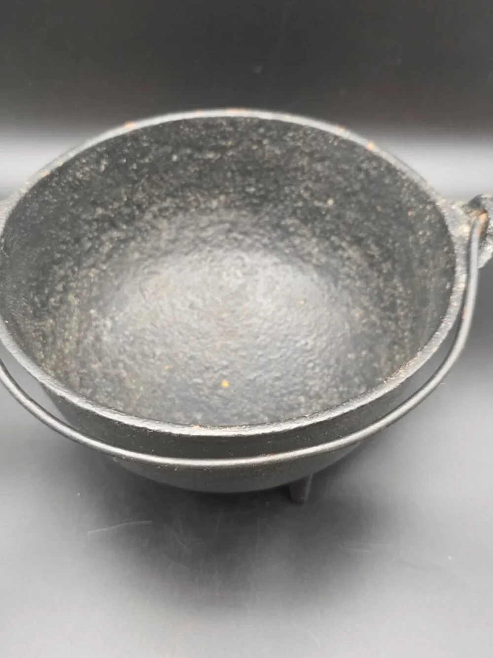 Small Cast Iron 3 Footed Cauldron Wire Bail Handle 8” Diameter Bean Pot